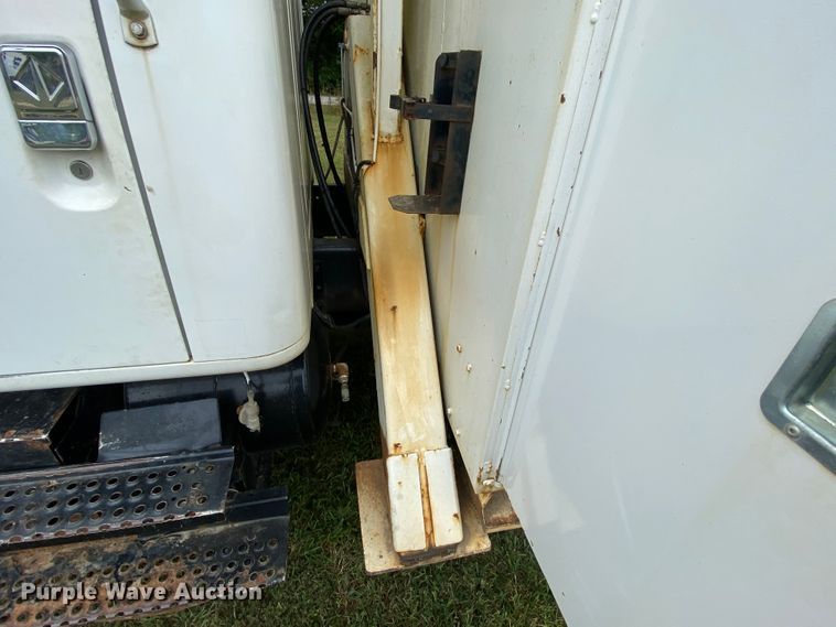 image for item HG9119 2001 International 4700  digger derrick truck