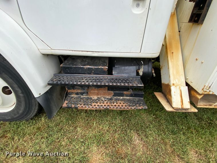 image for item HG9119 2001 International 4700  digger derrick truck