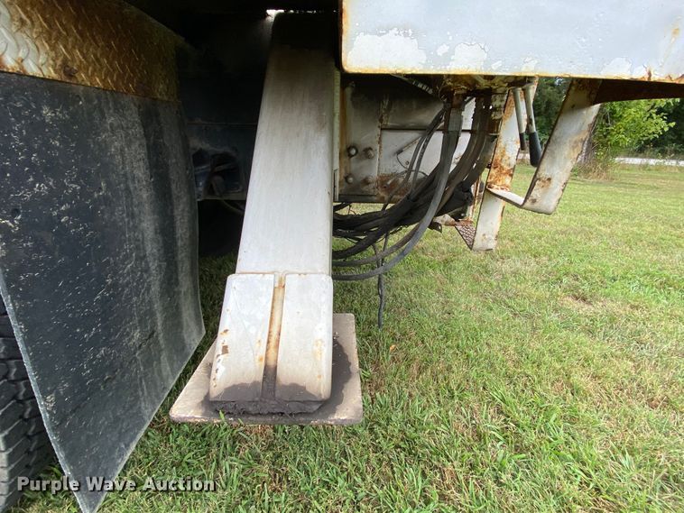 image for item HG9119 2001 International 4700  digger derrick truck