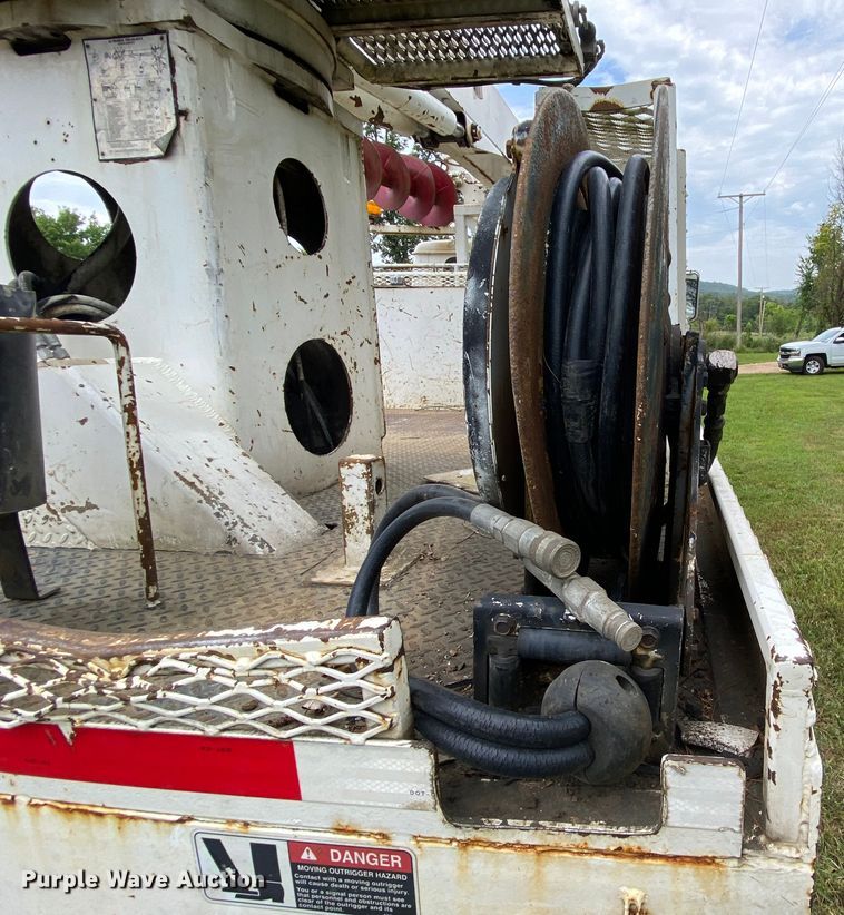 image for item HG9119 2001 International 4700  digger derrick truck