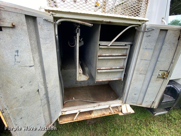 image for item HG9119 2001 International 4700  digger derrick truck