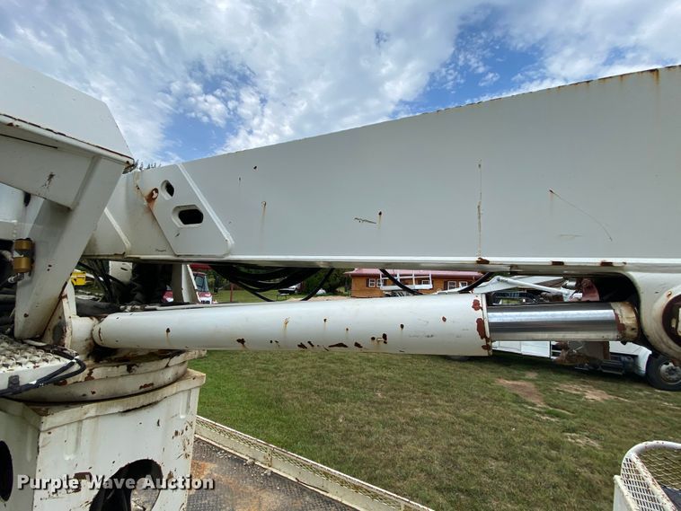 image for item HG9119 2001 International 4700  digger derrick truck