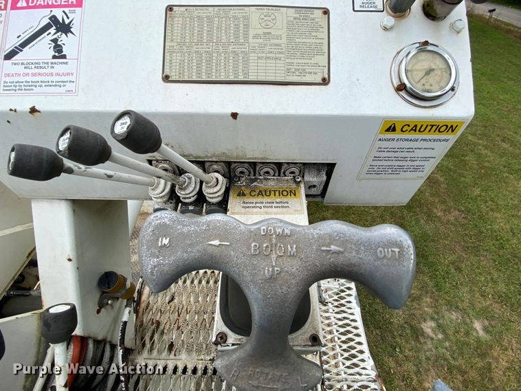 image for item HG9119 2001 International 4700  digger derrick truck