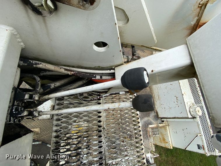 image for item HG9119 2001 International 4700  digger derrick truck