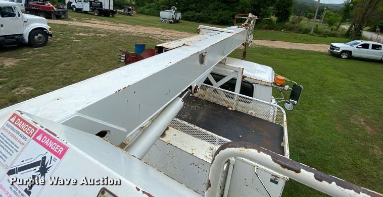 image for item HG9119 2001 International 4700  digger derrick truck