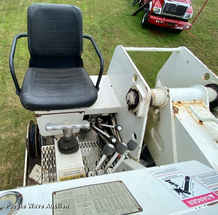 image for item HG9119 2001 International 4700  digger derrick truck