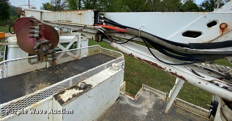 image for item HG9119 2001 International 4700  digger derrick truck