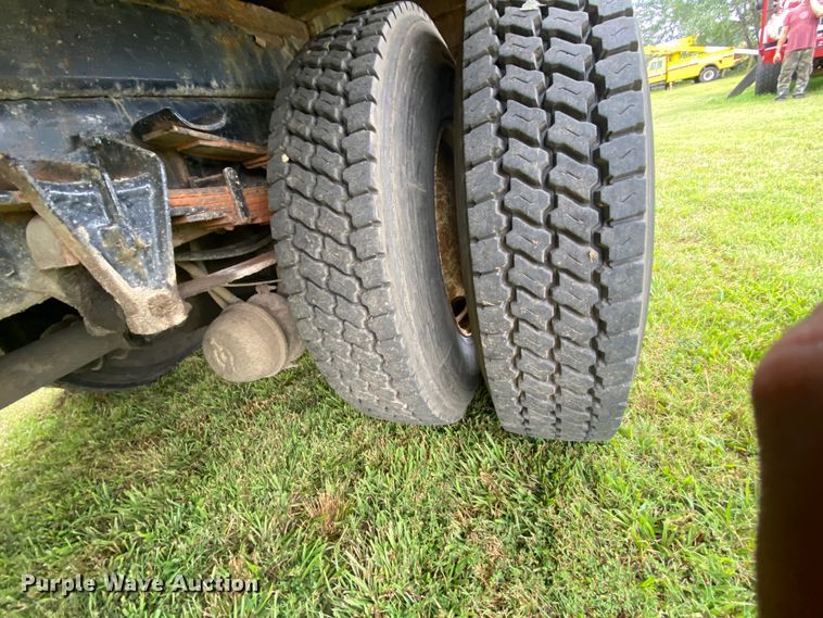 image for item HG9119 2001 International 4700  digger derrick truck