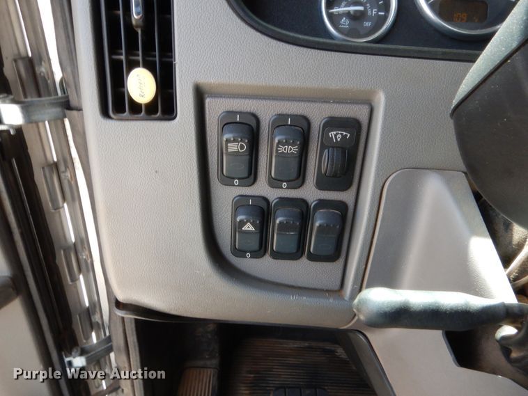 image for item DG7212 2013 Peterbilt 337  service truck with crane