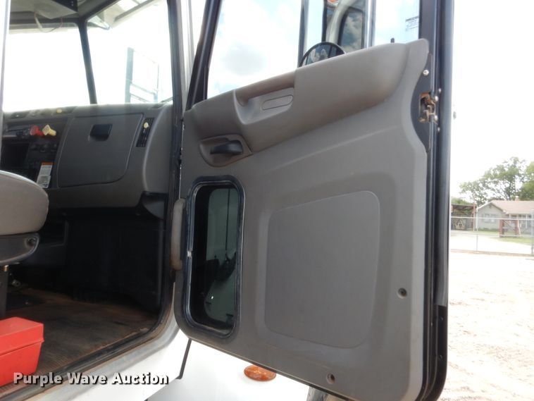 image for item DG7212 2013 Peterbilt 337  service truck with crane