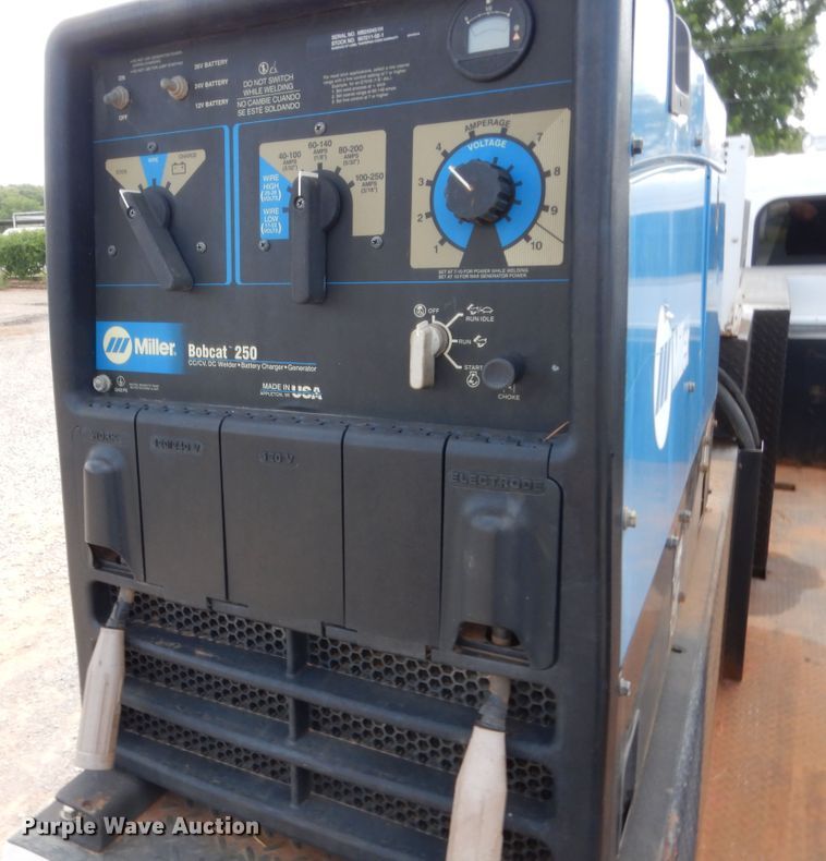 image for item DG7212 2013 Peterbilt 337  service truck with crane