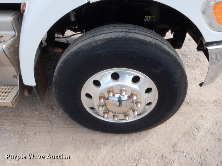 image for item DG7212 2013 Peterbilt 337  service truck with crane