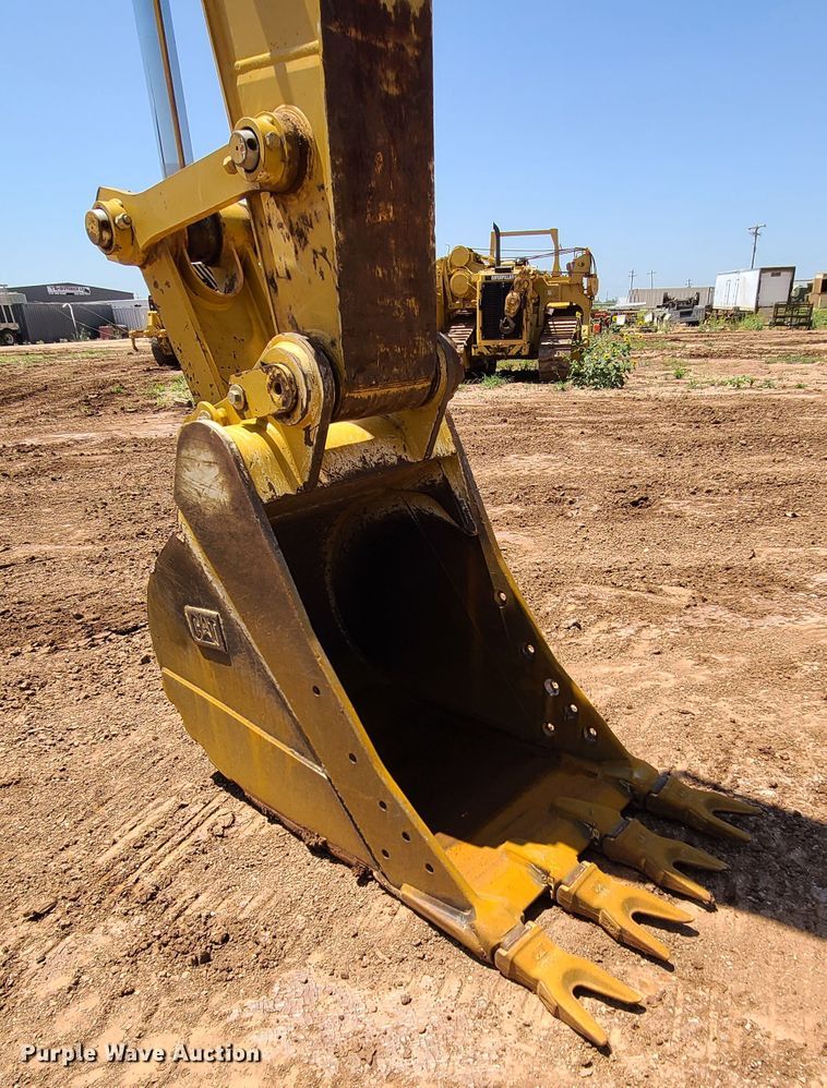 image for item DH0947 2018 Caterpillar 330FL  excavator