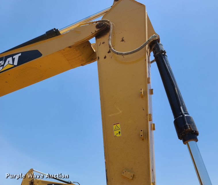 image for item DH0948 2018 Caterpillar 330FL  excavator