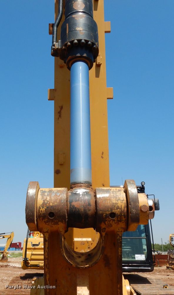 image for item DH0951 2018 Caterpillar 330FL  excavator