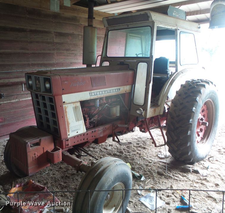 image for item DD0401 International 1066  tractor