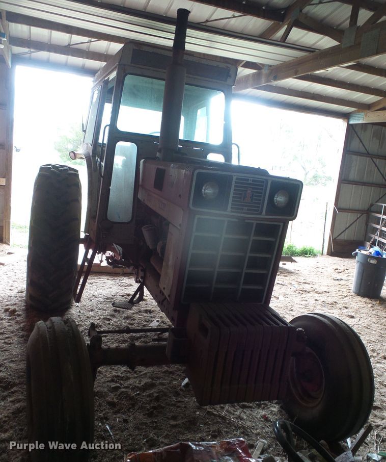 image for item DD0401 International 1066  tractor