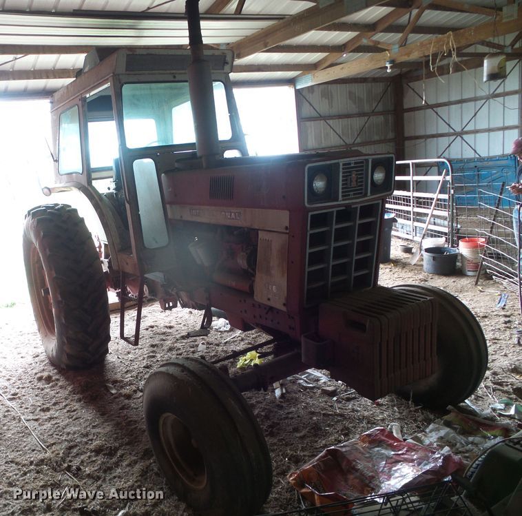 image for item DD0401 International 1066  tractor