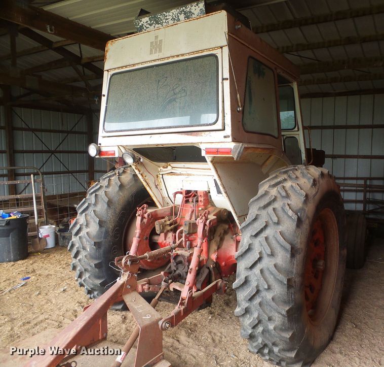 image for item DD0401 International 1066  tractor