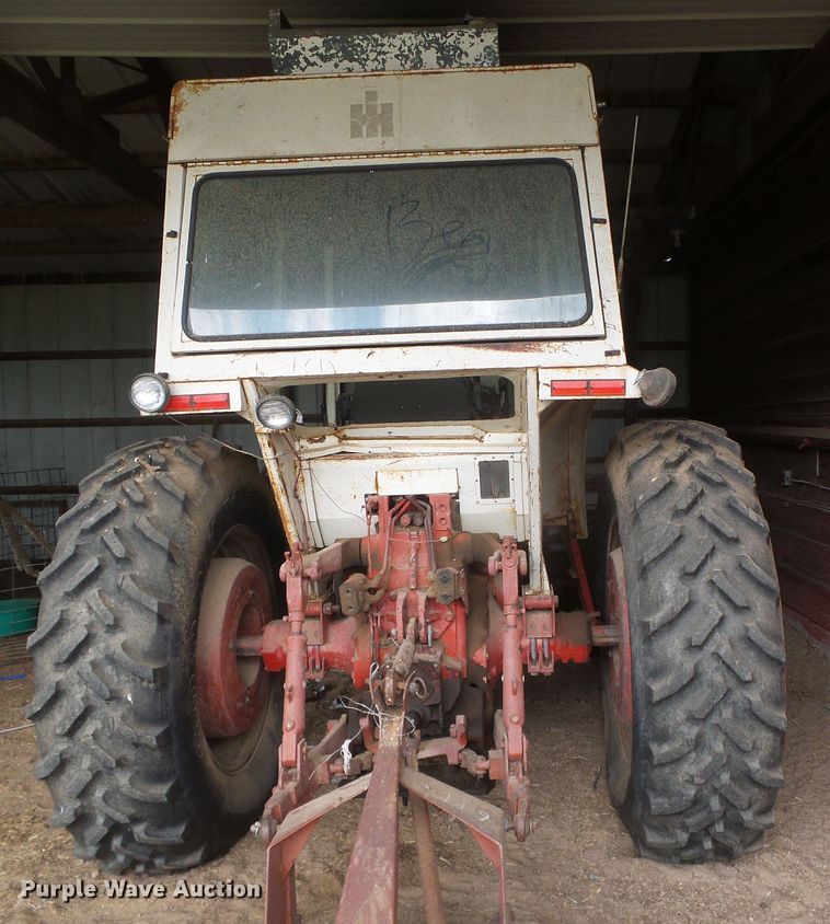 image for item DD0401 International 1066  tractor