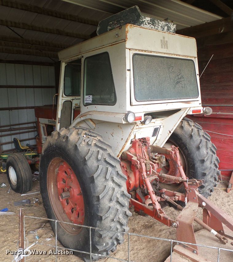 image for item DD0401 International 1066  tractor