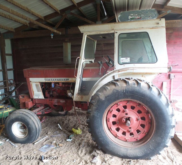 image for item DD0401 International 1066  tractor