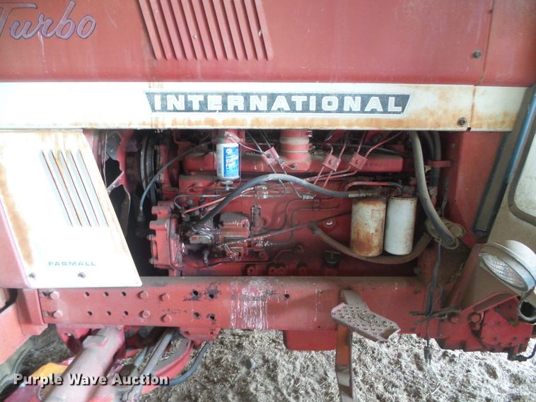 image for item DD0401 International 1066  tractor