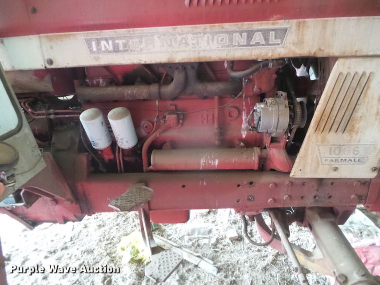 image for item DD0401 International 1066  tractor