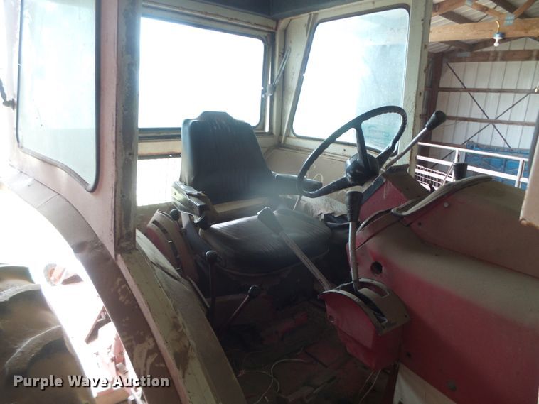 image for item DD0401 International 1066  tractor