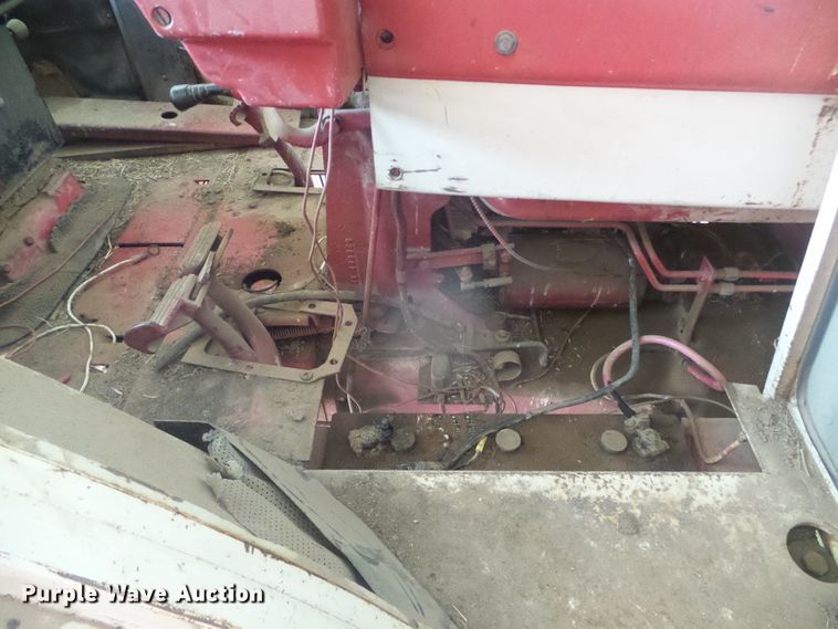 image for item DD0401 International 1066  tractor