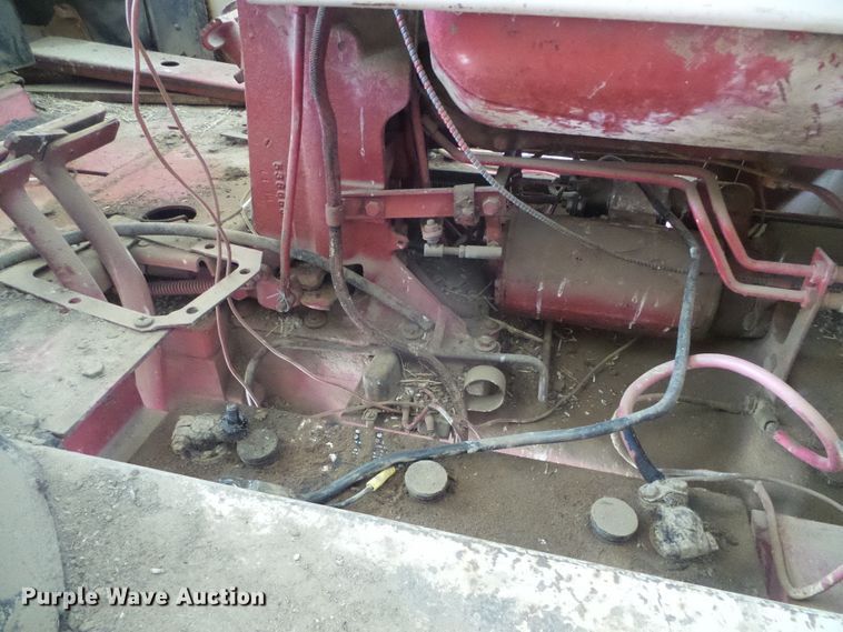 image for item DD0401 International 1066  tractor