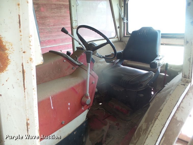 image for item DD0401 International 1066  tractor