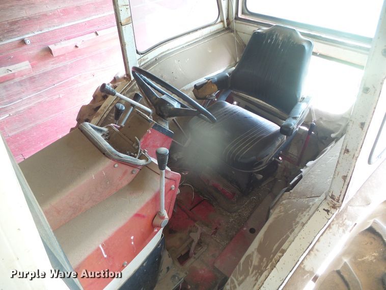 image for item DD0401 International 1066  tractor