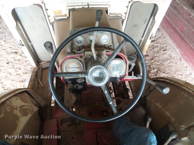 image for item DD0401 International 1066  tractor