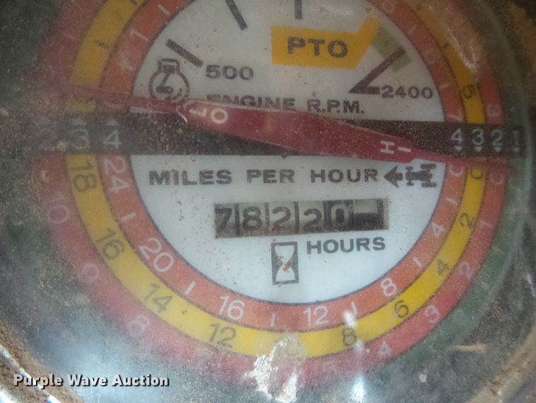 image for item DD0401 International 1066  tractor