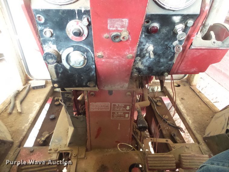 image for item DD0401 International 1066  tractor