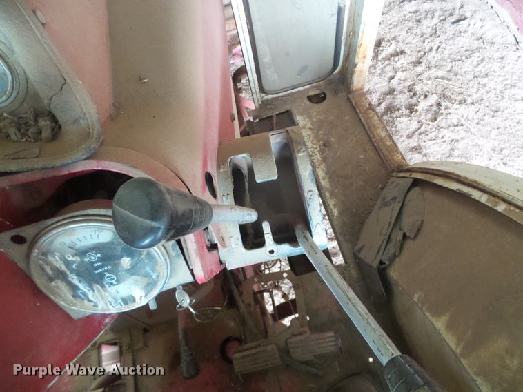 image for item DD0401 International 1066  tractor