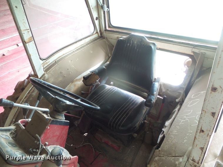 image for item DD0401 International 1066  tractor