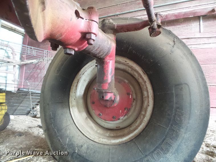 image for item DD0401 International 1066  tractor