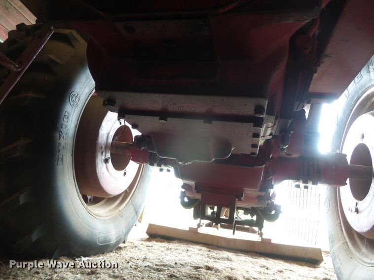 image for item DD0401 International 1066  tractor