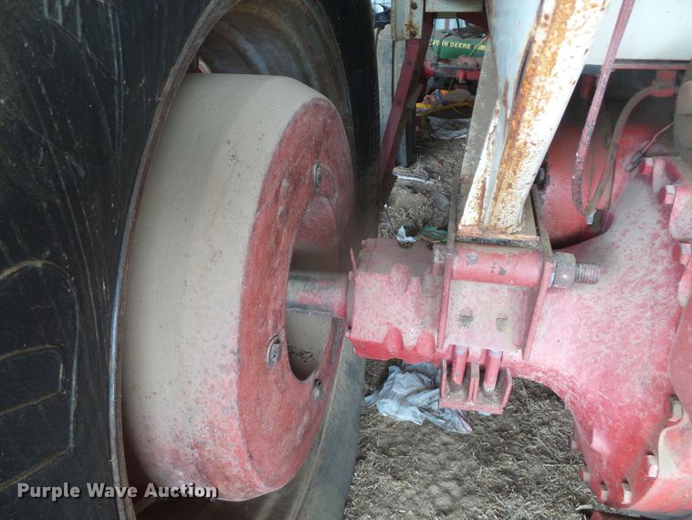 image for item DD0401 International 1066  tractor