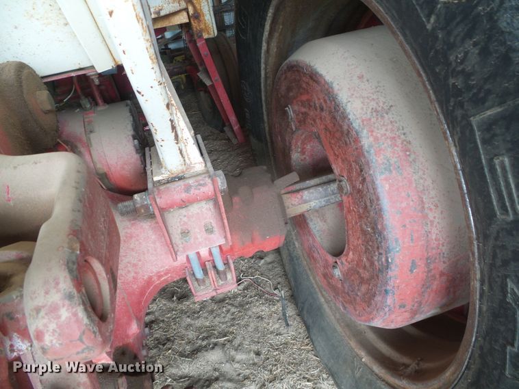 image for item DD0401 International 1066  tractor