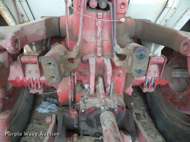 image for item DD0401 International 1066  tractor