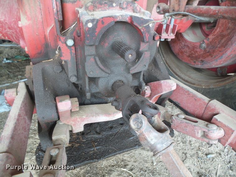 image for item DD0401 International 1066  tractor