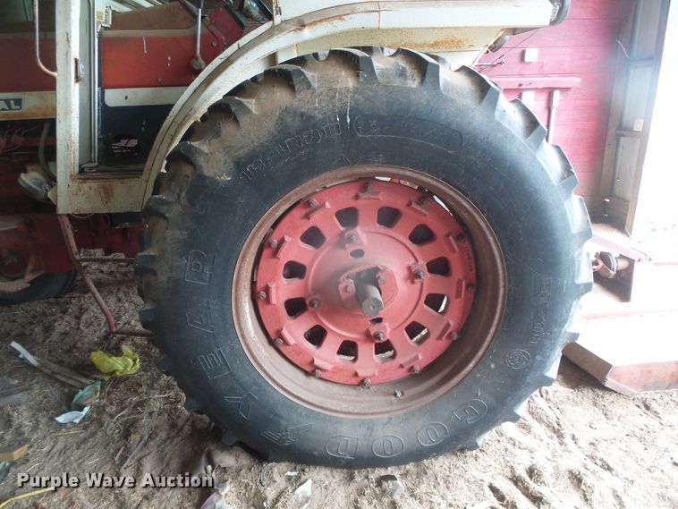 image for item DD0401 International 1066  tractor