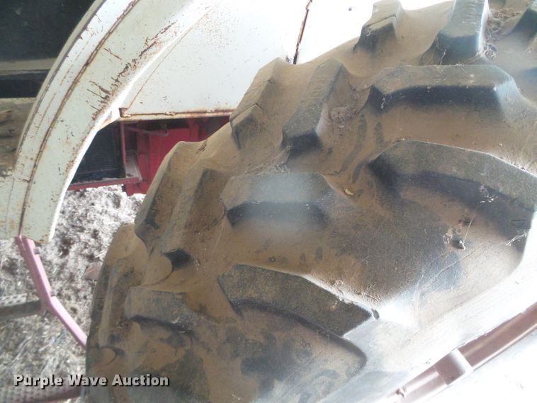 image for item DD0401 International 1066  tractor