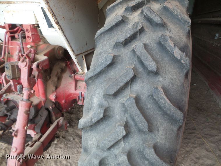 image for item DD0401 International 1066  tractor