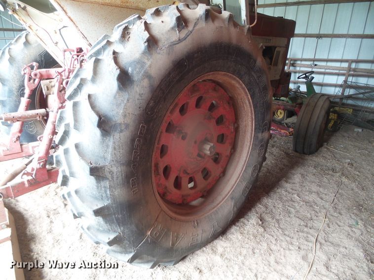 image for item DD0401 International 1066  tractor