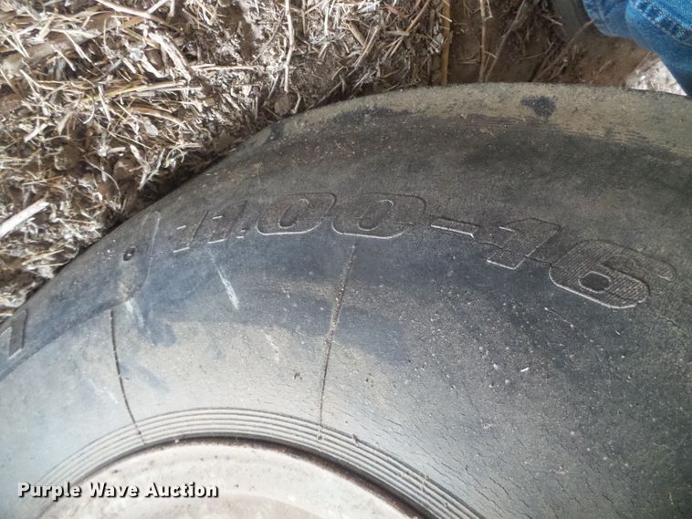 image for item DD0401 International 1066  tractor