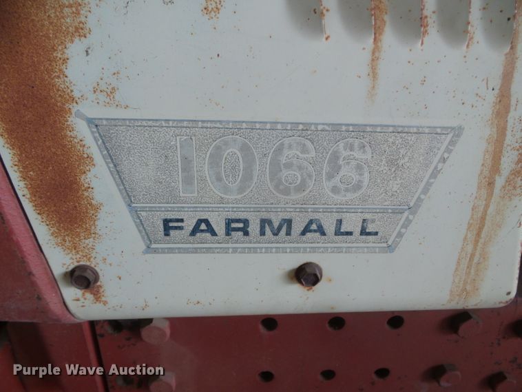 image for item DD0401 International 1066  tractor